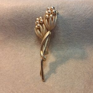 Vintage Gold Floral Cluster Brooch - Elegant Women’s Jewelry 3 Inches.